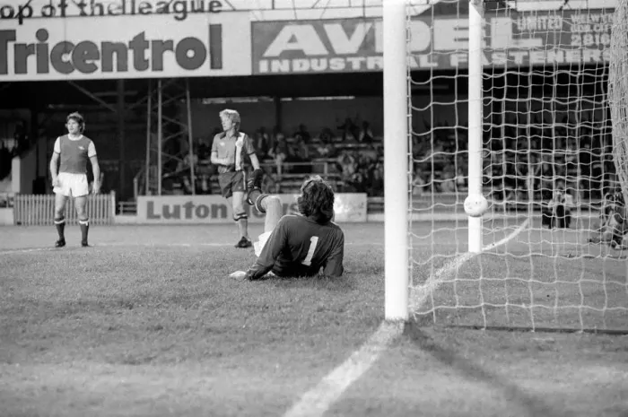 Framed Print : Luton Town. vs. Arsenal. Pat Jennings. August 1977 77-04352-042