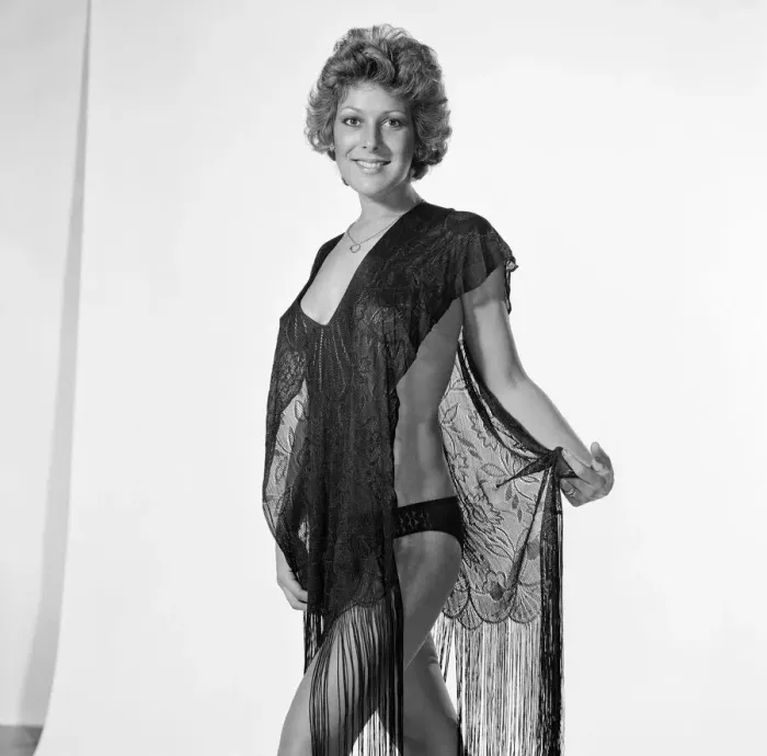 Framed Print : Lynda Bellingham, actress and model, studio pix, 9th July 1976 Framed Print : Lynda Bellingham, actress and model, studio pix, 9th July 1976