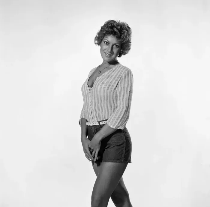 Framed Print : Lynda Bellingham, actress and model, studio pix, 9th July 1976 Framed Print : Lynda Bellingham, actress and model, studio pix, 9th July 1976