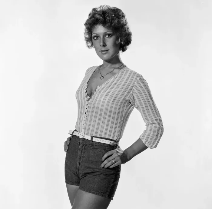 Framed Print : Lynda Bellingham, actress and model, studio pix, 9th July 1976 Framed Print : Lynda Bellingham, actress and model, studio pix, 9th July 1976