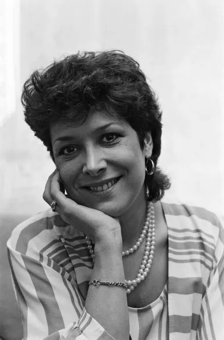 Framed Print : Lynda Bellingham at home in north London. 24th February 1985