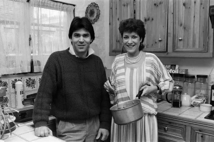 Framed Print : Lynda Bellingham at home in north London with her husband Nunzio. 24th February 1985 Framed Print : Lynda Bellingham at home in north London with her husband Nunzio. 24th February 1985
