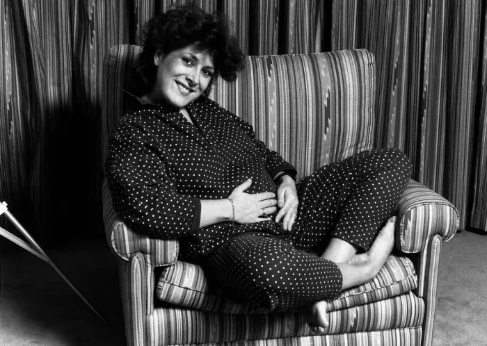 Framed Print : Lynda Bellingham on screen Oxo mum is expecting their second child in April Framed Print : Lynda Bellingham on screen Oxo mum is expecting their second child in April