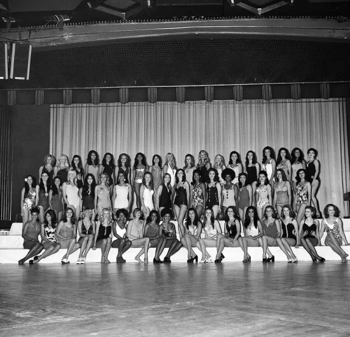 Framed Print : Lynda Carter 1972 Miss World Contestants 1972 wearing swim-suits in London