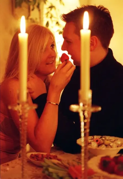 Framed Print : Lynne Calder and boyfriend Chris Sample during a romantic candle light dinner