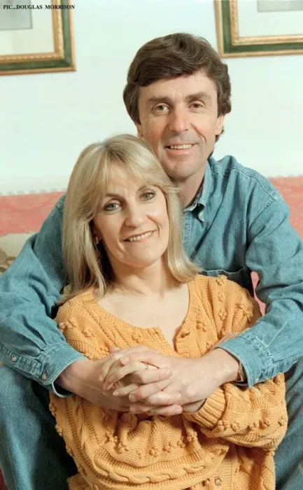 Framed Print : LYNNE AND JOHN STAPLETON IN THEIR TWICKENHAM HOME PICS