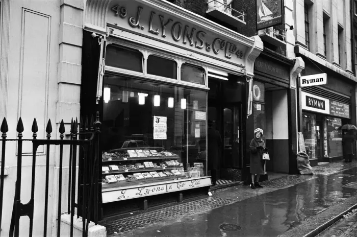Framed Print : Lyons Tea Shop, which is to close, Albemarle Street, London. 20th February 1969 Framed Print : Lyons Tea Shop, which is to close, Albemarle Street, London. 20th February 1969