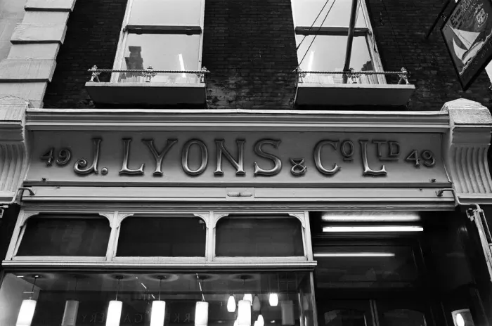 Framed Print : Lyons Tea Shop, which is to close, Albemarle Street, London. 20th February 1969