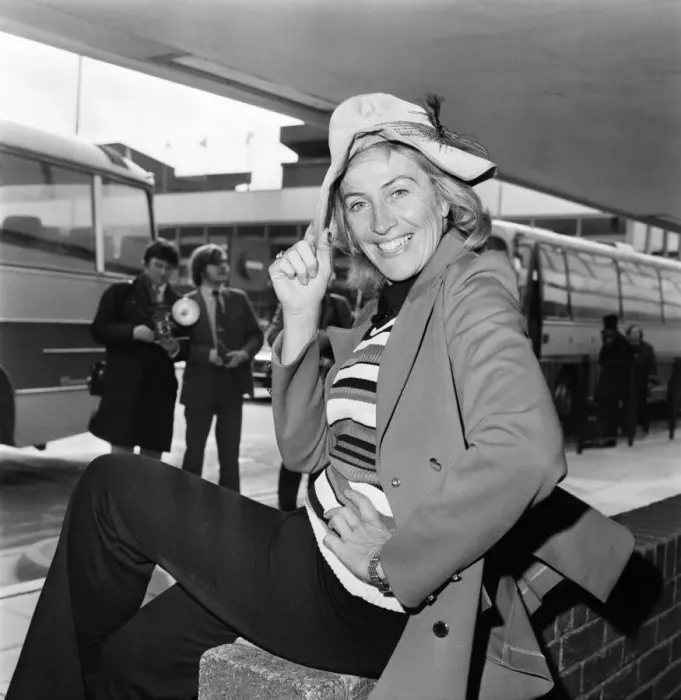 Framed Print : Maggie Fitzgibbon flew in fresh from a screen honeymoon with Harry Secombe Framed Print : Maggie Fitzgibbon flew in fresh from a screen honeymoon with Harry Secombe