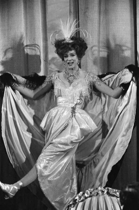 Framed Print : Maggie Smith during the filming of Oh! What a Lovely War