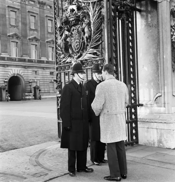 Framed Print : Magician Fred Kaps who appeared before forty guests at St James Palace to celebrate Framed Print : Magician Fred Kaps who appeared before forty guests at St James Palace to celebrate