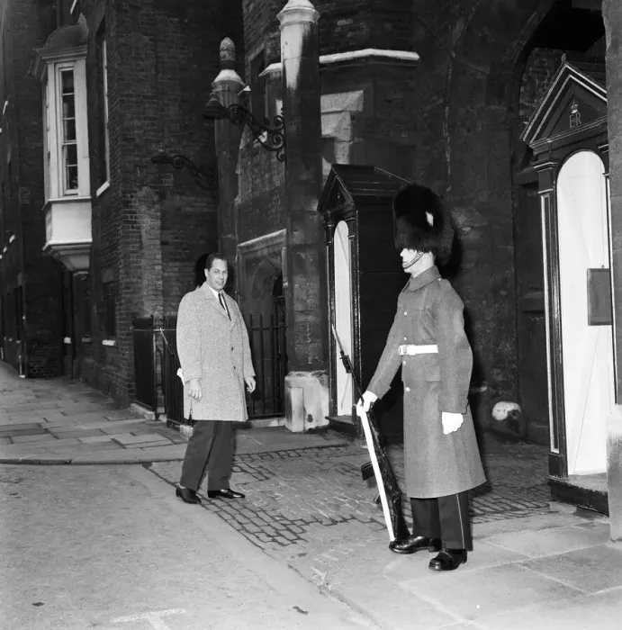 Framed Print : Magician Fred Kaps who appeared before forty guests at St James Palace to celebrate Framed Print : Magician Fred Kaps who appeared before forty guests at St James Palace to celebrate