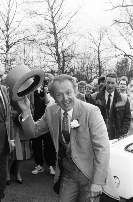 Framed Print : Magician Paul Daniels arrives for his wedding in Buckinghamshire. 2nd April 1988