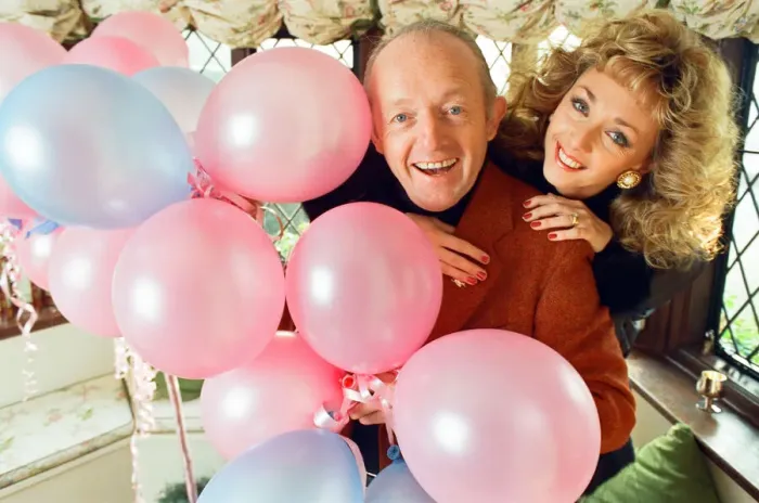 Framed Print : Magician Paul Daniels and his wife Debbie McGee pictured at home. 13th December 1991 Framed Print : Magician Paul Daniels and his wife Debbie McGee pictured at home. 13th December 1991
