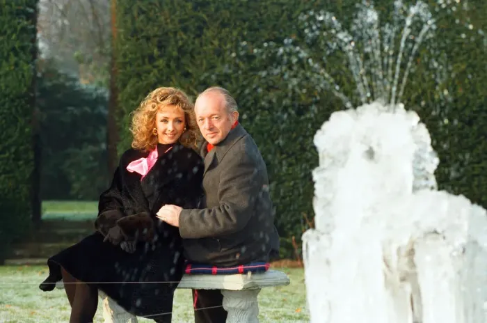 Framed Print : Magician Paul Daniels and his wife Debbie McGee pictured at home. 13th December 1991 Framed Print : Magician Paul Daniels and his wife Debbie McGee pictured at home. 13th December 1991