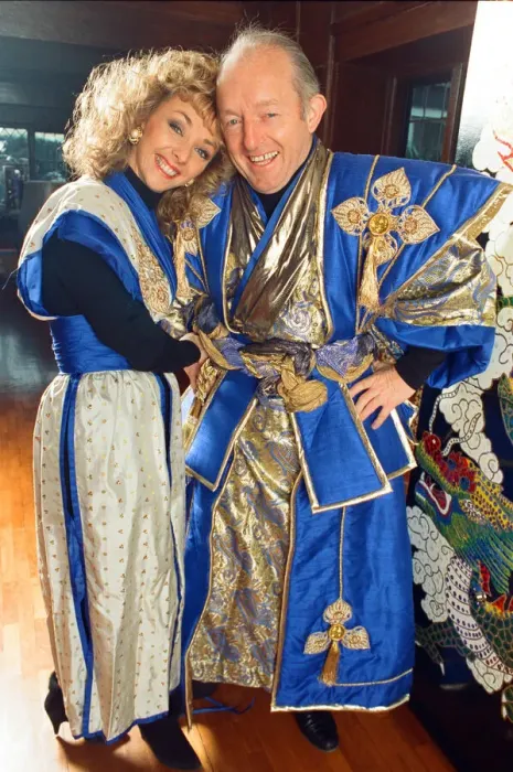 Framed Print : Magician Paul Daniels and his wife Debbie McGee pictured at home. 13th December 1991 Framed Print : Magician Paul Daniels and his wife Debbie McGee pictured at home. 13th December 1991