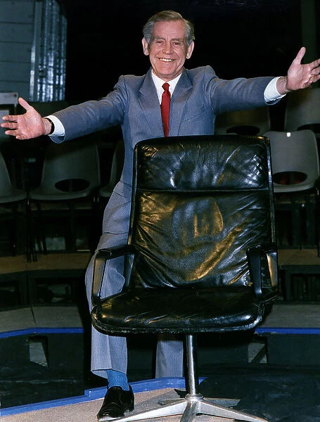 Magnus Magnusson mastermind presenter TV presenter arms out behing chair