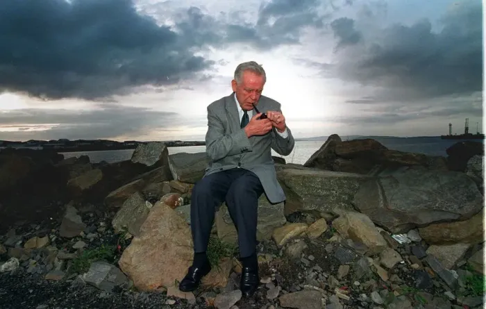 Framed Print : MAGNUS MAGNUSSON May 1997 IN KIRKWALL ORKNEY FOR THE FILMING OF THE LAST MASTERMIND Framed Print : MAGNUS MAGNUSSON May 1997 IN KIRKWALL ORKNEY FOR THE FILMING OF THE LAST MASTERMIND