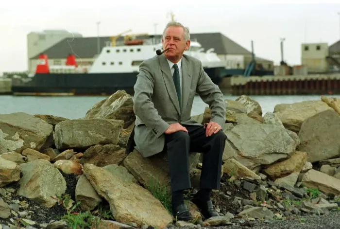 Framed Print : MAGNUS MAGNUSSON TELEVISION PRESENTER May 1997 BACK IN ORKNEY THINKS OVER