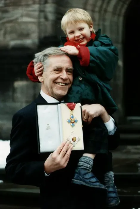 Framed Print : Magnus Magnusson TV presenter Master Mind holding medal honorary Knighthood holding