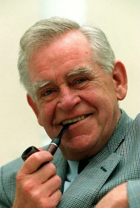 : Magnus Magnusson TV Presenter Quiz Master August 1997 smoking pipe at the launch of : Magnus Magnusson TV Presenter Quiz Master August 1997 smoking pipe at the launch of