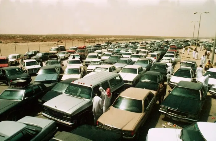 Framed Print : The main border crossing from Kuwait in to Saudi Arabia is blocked by Kuwati refugees Framed Print : The main border crossing from Kuwait in to Saudi Arabia is blocked by Kuwati refugees