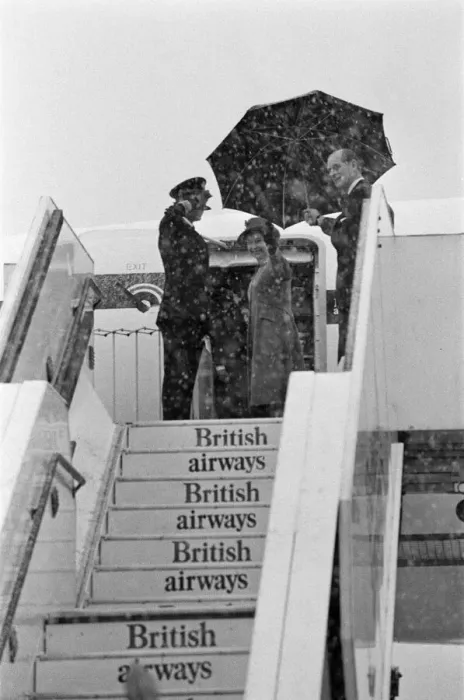 Framed Print : Her Majesty Elizabeth II and Prince Philip leaving Heathrow Airport for Bahrain