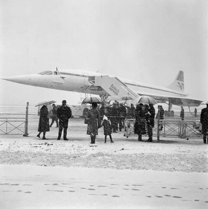 Framed Print : Her Majesty Elizabeth II and Prince Philip leaving Heathrow Airport for Bahrain Framed Print : Her Majesty Elizabeth II and Prince Philip leaving Heathrow Airport for Bahrain