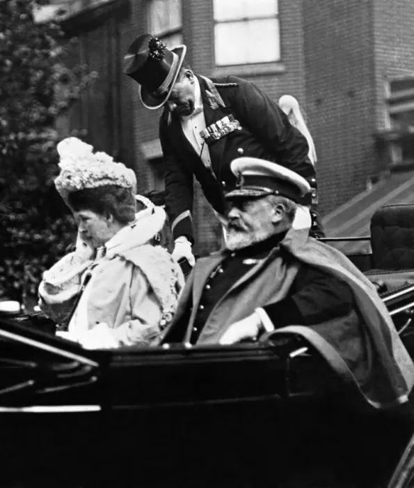 Framed Print : His Majesty King Edward VII and his wife Queen Alexandra in the royal carriage on their