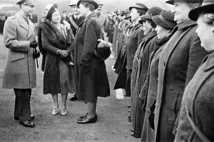Framed Print : His Majesty King George VI and Queen Elizabeth meet members of the emergency Framed Print : His Majesty King George VI and Queen Elizabeth meet members of the emergency