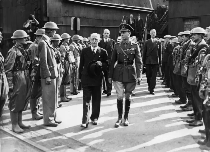 Framed Print : His Majesty King George VI walks through guard of honour formed by ARP wardens during his Framed Print : His Majesty King George VI walks through guard of honour formed by ARP wardens during his