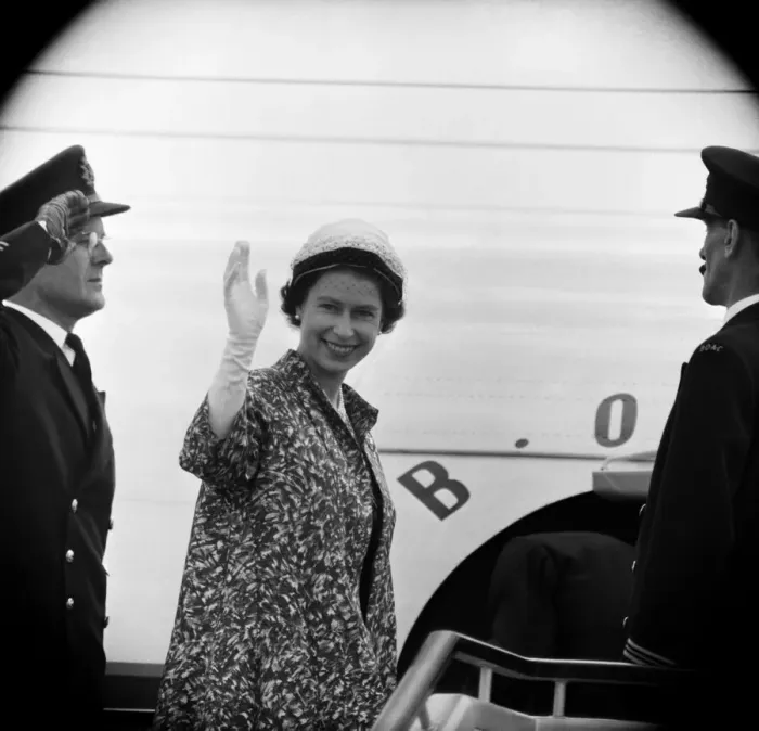 Framed Print : Her Majesty The Queen and The Duke of Edinburgh leave London Airport in a Comet IV for Framed Print : Her Majesty The Queen and The Duke of Edinburgh leave London Airport in a Comet IV for