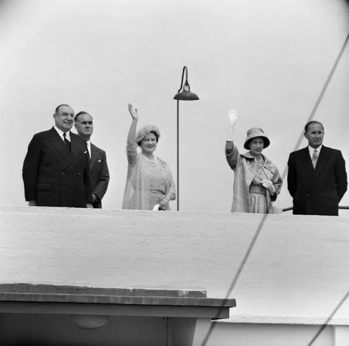 Framed Print : Her Majesty The Queen and The Duke of Edinburgh leave London Airport in a Comet IV for Framed Print : Her Majesty The Queen and The Duke of Edinburgh leave London Airport in a Comet IV for