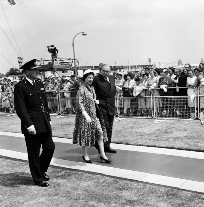 Framed Print : Her Majesty The Queen and The Duke of Edinburgh leave London Airport in a Comet IV for Framed Print : Her Majesty The Queen and The Duke of Edinburgh leave London Airport in a Comet IV for
