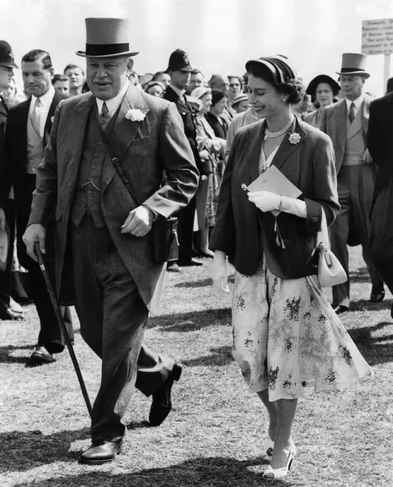 Framed Print : Her Majesty the Queen. Wearing a summer dress, with hat of emerald green