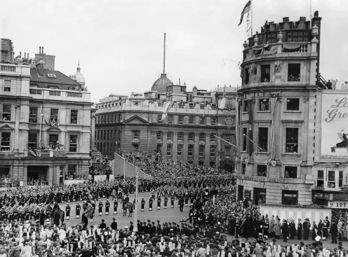 Framed Print : Her Majestys Procession approaches Trafalgar Square led by Colonel B. J. O Framed Print : Her Majestys Procession approaches Trafalgar Square led by Colonel B. J. O