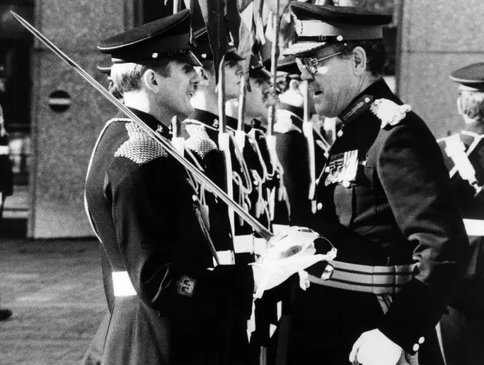 Framed Print : Major General Dick Gerrad-Wright (rt) with Troop Sergeant Major Martin Pearson