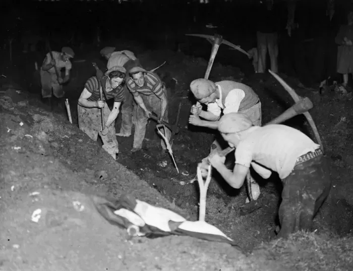 Framed Print : Making dug outs in Shepherds Bush, West London. Picture taken 5th March 1946 Framed Print : Making dug outs in Shepherds Bush, West London. Picture taken 5th March 1946