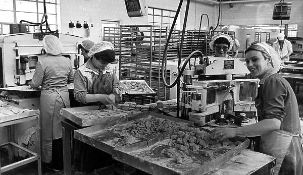 Making pork pies at Newboulds of Middlesbrough. 9th May 1985