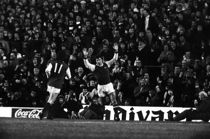 Framed Print : Malcolm Macdonald after scoring for Arsenal 1976 against Newcastle United