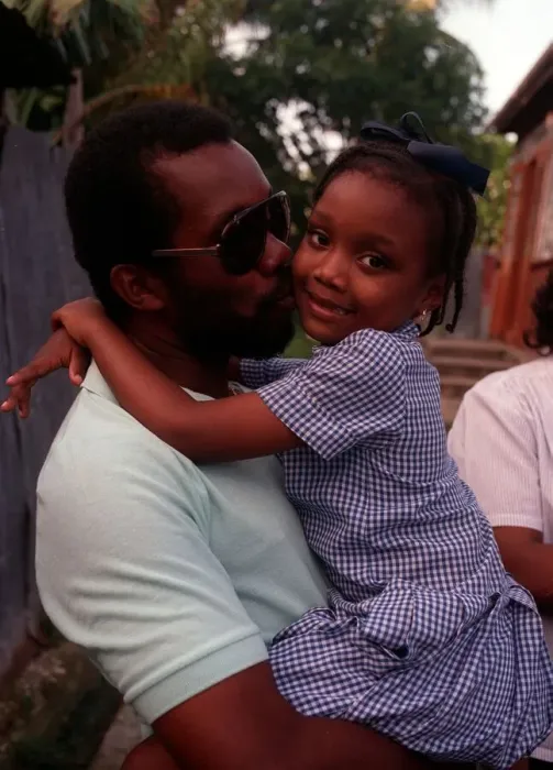 Framed Print : Malcolm Marshall West Indies cricketer kisses his daughter Mali, February 1990