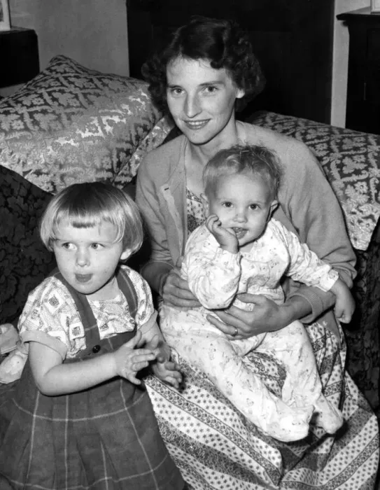 Framed Print : Mamie Taylor (26), scottish mother who was hurriedly evacuated from riot torn Congo in Framed Print : Mamie Taylor (26), scottish mother who was hurriedly evacuated from riot torn Congo in