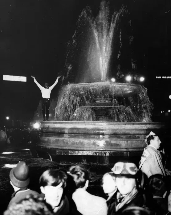 Framed Print : Man dancing around in the Trafalgar Square Fountain - Jan 1964 during
