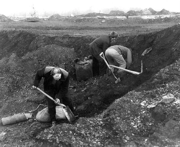 Each man for himself - prospectors at West Wylam digging for coal during the fuel