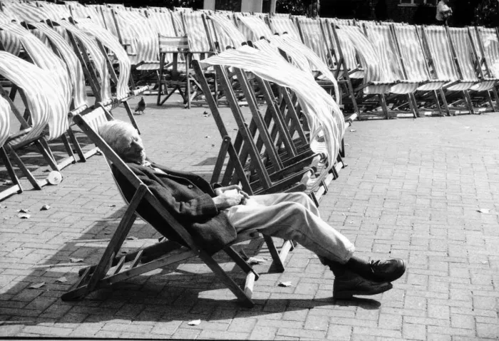 Framed Print : A man sleeps in a deckchair during windy weather at Brighton 31st August 1992