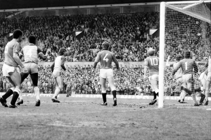 Framed Print : Man Utd v. Sunderland. April 1985 MF21-03-019 The final score was a two all draw Framed Print : Man Utd v. Sunderland. April 1985 MF21-03-019 The final score was a two all draw