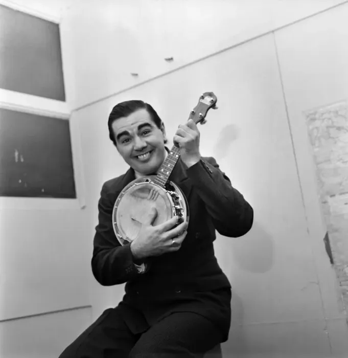 Framed Print : Man wearing a suit playing the Banjo. October 1969 Z10485-002 Framed Print : Man wearing a suit playing the Banjo. October 1969 Z10485-002