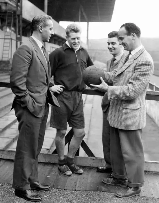 Framed Print : Manager Frank Taylor (right) talking to Frank Bowyer, Tony Allen and Doug Newlands