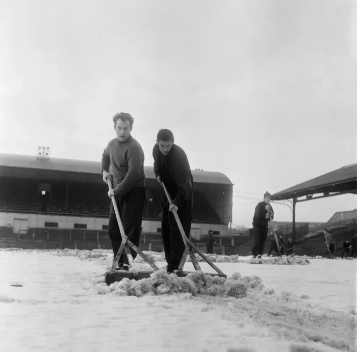 Framed Print : Manager Joe Harvey and players, clear snow from pitch at St James Park