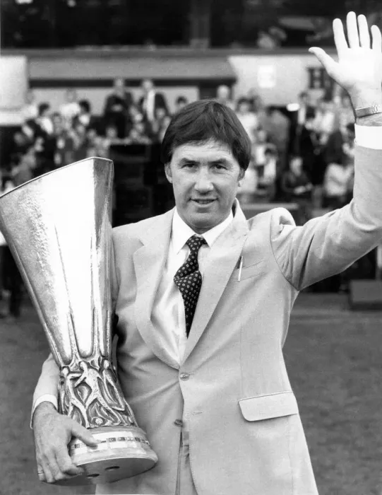 Framed Print : Manager of Tottenham Hotspur Keith Burkinshaw salutes 20